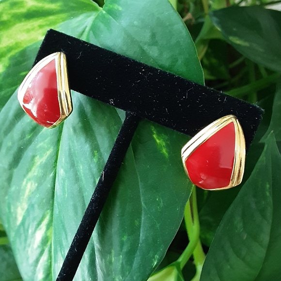 VTG MONET RED ENAMEL GOLD TONE PIERCED EARRINGS - Picture 2 of 4